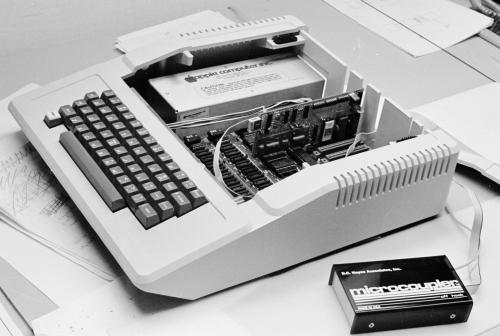 Micromodem_II_in_Apple_II